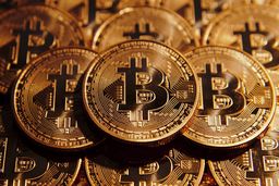بیت‌کوین برای نخستین بار ۳۰ روز متوالی بالای ۱۰۰ هزار دلار معامله شد