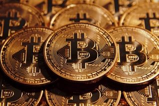 بیت‌کوین برای نخستین بار ۳۰ روز متوالی بالای ۱۰۰ هزار دلار معامله شد